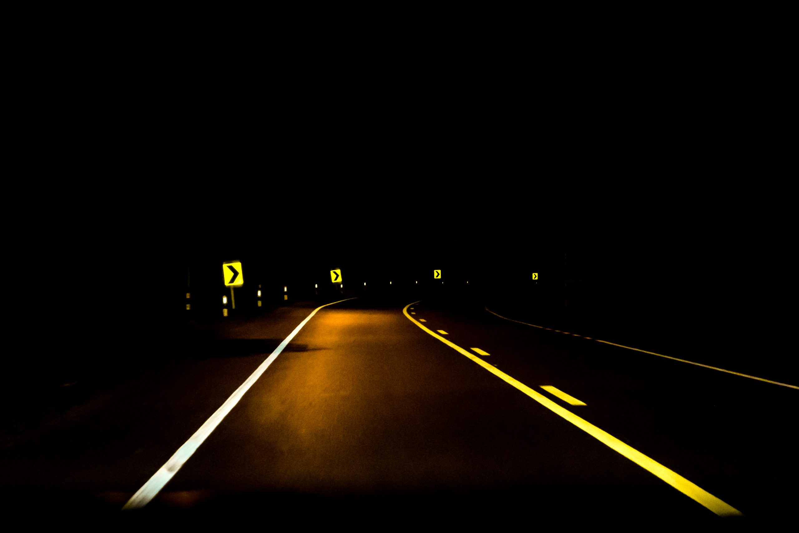 Желтый свет на дороге. Светоотражающая разметка. Светоотражающая дорожная разметка. Светящиеся разметка на дороге. Световозвращающая разметка.